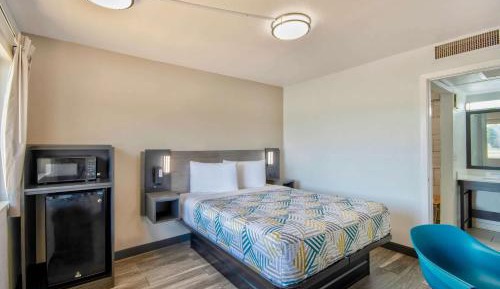 Queen Room - Non-Smoking