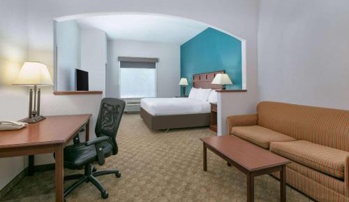 King Suite with Bath Tub - Mobility/Hearing Accessible - Non-Smoking