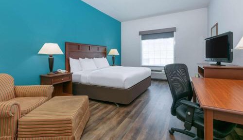 King Room with Bath Tub - Mobility/Hearing Accessible - Non-Smoking