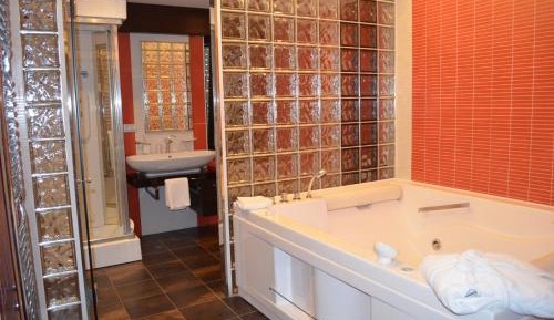 Queen Suite with Spa Bath