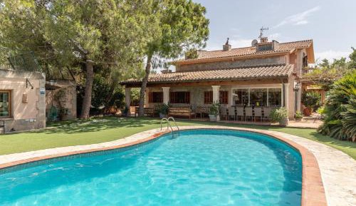Villa with Garden View