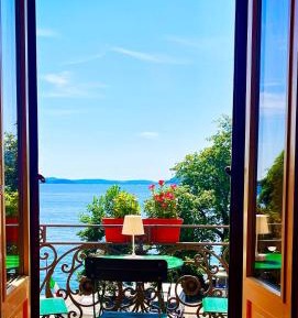 Apartment with Lake View