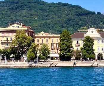 One-Bedroom Apartment with Lake View