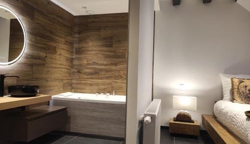 Queen Suite with Spa Bath