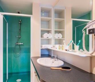 Studio 3 People with Kitchenette
