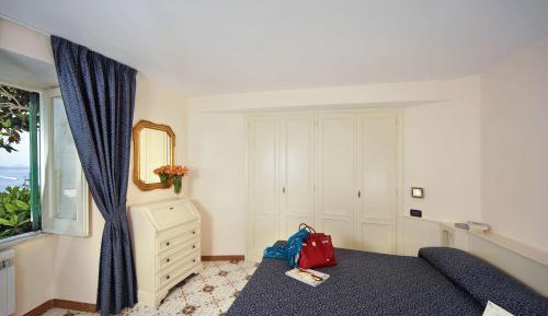 Classic Double Room with Lateral Sea View