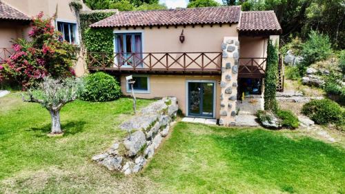 Deluxe Room (2 Adults + 1 Child)