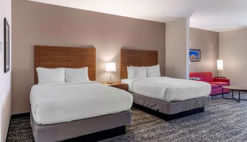 Queen Suite with Two Queen Beds and Bath Tub - Disability Access