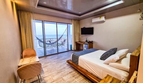 Queen Suite with Spa Bath
