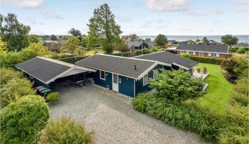 Three-Bedroom Holiday Home 