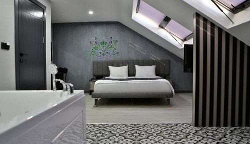 Queen Room with Spa Bath