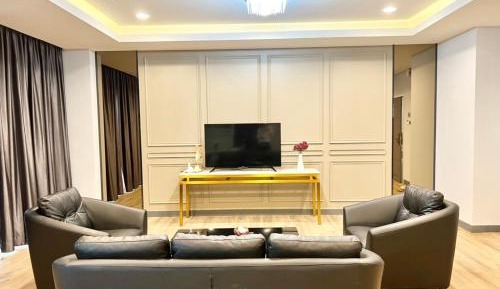 Suite with Mountain View