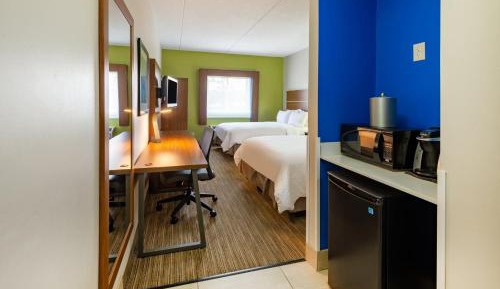 Standard Queen Room with Two Queen Beds and Roll-In Shower - Mobility Access