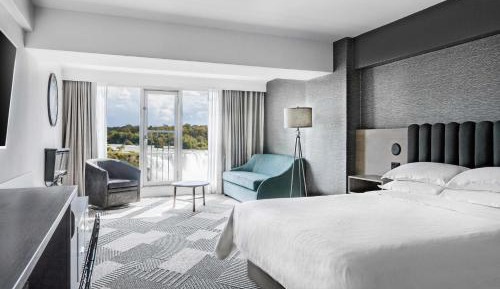 Deluxe Fallsview King, Guest room, 1 King, Fallsview view