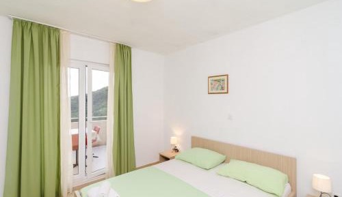 One Bedroom Apartment with Balcony and Sea View