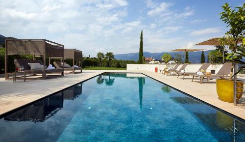 One-Bedroom Apartment with View