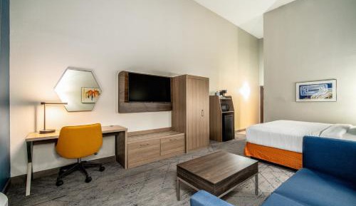 King Suite - Non-Smoking