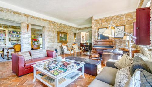 Seven-Bedroom Holiday Home