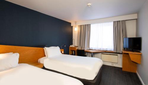 Standard Twin Room with Free Hot Breakfast