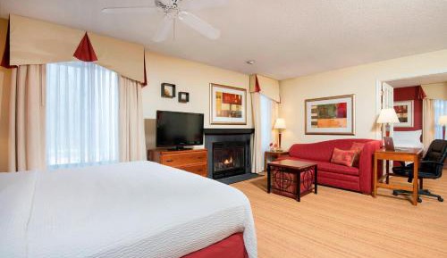 2 Full Bathrooms, 2 room Suite, Full kitchen