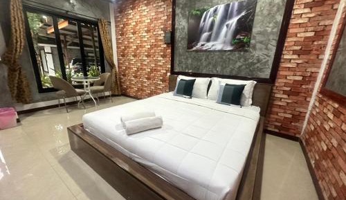 Standard Queen Room