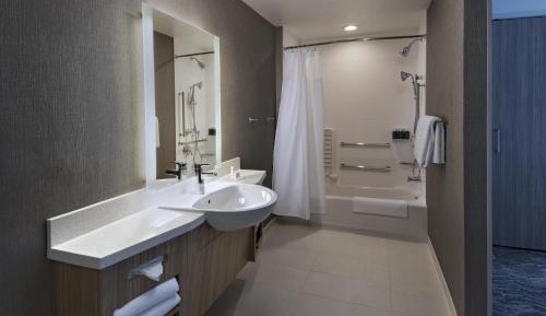 Queen Suite with Tub - Mobility Accessible