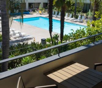  Deluxe King Room Poolside 
