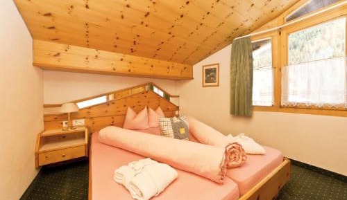 One-Bedroom Apartment (2 Adults) with Rooftop Terrace