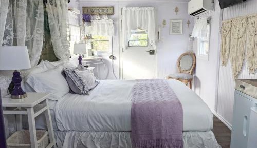 "Lavender Limited" - Queen Studio Private Caboose with Kitchen