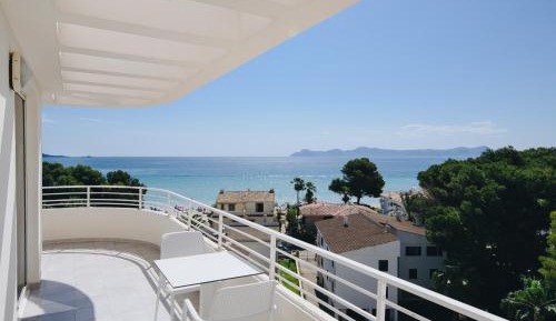 Superior One-Bedroom Apartment with Sea View (2 Adults + 1 Child)