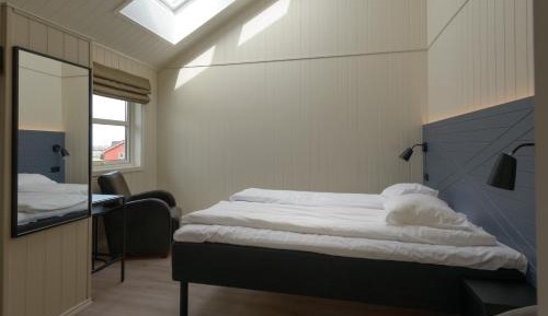 Twin Room with Ceiling Window