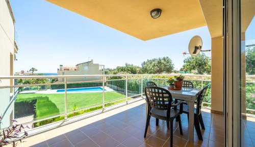 Apartment with Pool View 