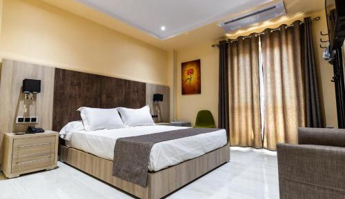 Deluxe Room (2 Adults + 1 Child)