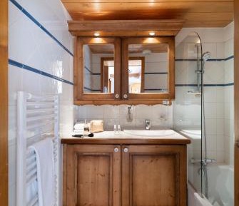 One-Bedroom Apartment with Sleeping Alcove (5 People)