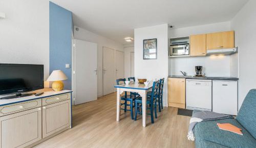 One-Bedroom Apartment with Sleeping Alcove and Terrace or Balcony (6 People)