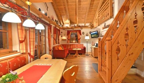 Chalet (10 Adults)