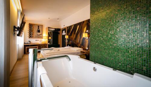 Suite with Hot Tub and Infrared Sauna