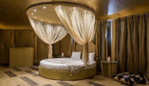 Deluxe Suite with Spa Bath