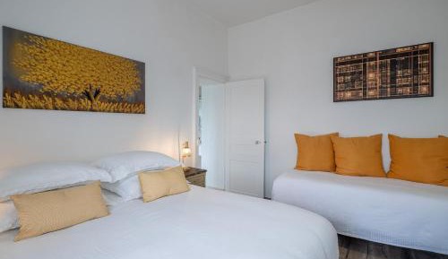 Deluxe Room (2 Adults + 1 Child)