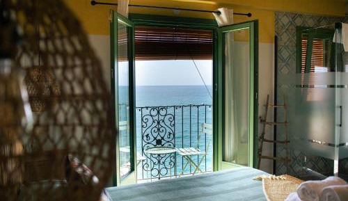 Deluxe Double Room with Balcony and Sea View