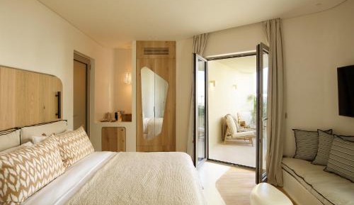 Deluxe Suite with coastal view