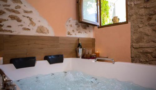 Deluxe Suite with Spa Bath