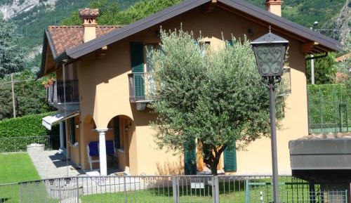 Family Room with Lake View - Annex