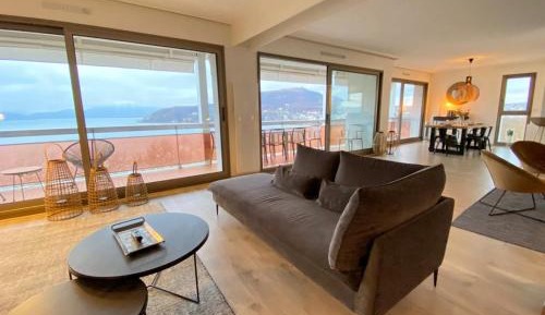 Apartment with Lake View