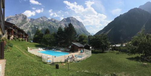 Apartment with Mountain View