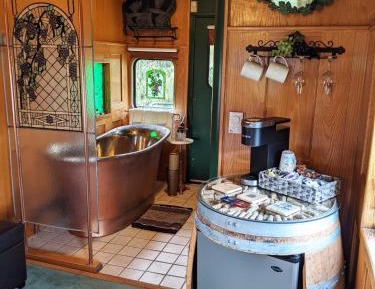 "Grape Escape" - Queen Studio Private Caboose