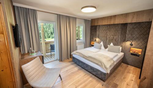 Classic Double Room with Balcony and Mountain View