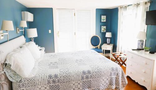  Queen Room with Balcony and Partial Ocean View #202