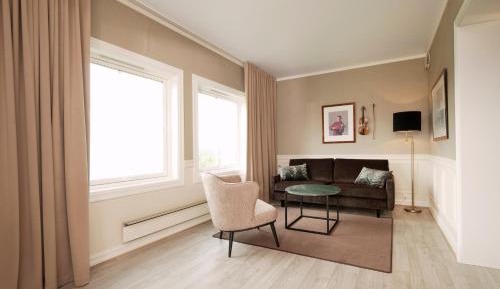 Junior Suite with direct pool access