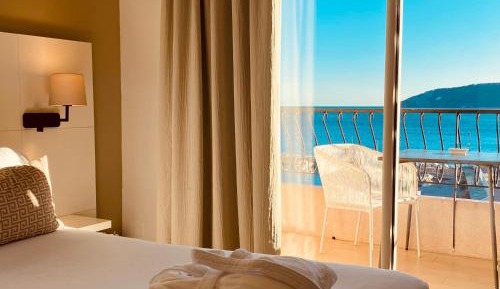 Superior double room with sea view balcony